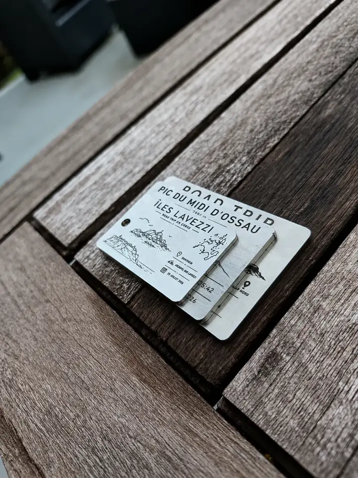 Plusieurs formats de plaques gravées posés sur bois