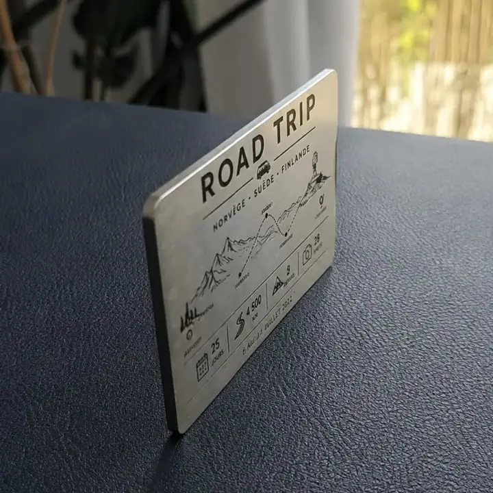 Plaque Road Trip posée sur fond sombre